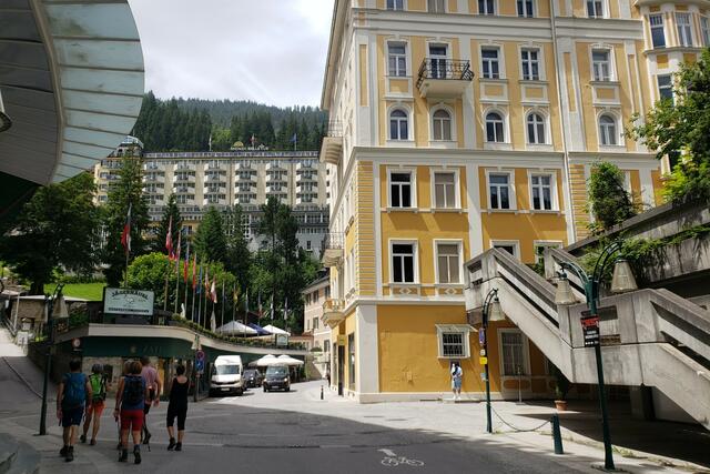 Bad Gastein ist mittlerweile wieder aus dem jahrelangen "Dornröschenschlaf " erwacht.
Die alten Gebäude wurden teilweise restauriert und sehen herrlich aus. 
