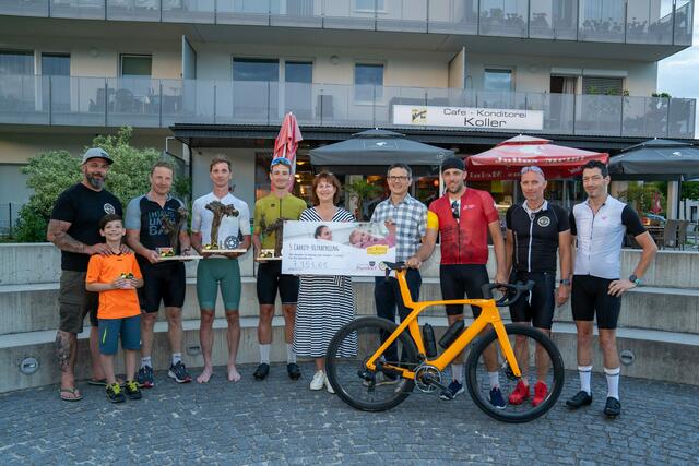Spendenübergabe (v.l.): Organisator Arno Schuch (Arnos Bicycles), Martin Dallinger (einer der jüngsten Teilnehmer), Martin Auerbauer, Sascha Holasek, Fabian Haller (höchste Rundenanzahl), Pflegedirektorin Susanne Wieczorek (St. Anna Kinderspital), Bürgermeister Gemeinde Paudorf Martin Rennhofer, Christoph Lipp (Lipp-Elektro KM-Sponsor), Organisator Erwin Kazmirski (never-stop-cycling.at) und Erwin Pasrucker (EVN KM-Sponsor ) | Foto: lichtmagier.at