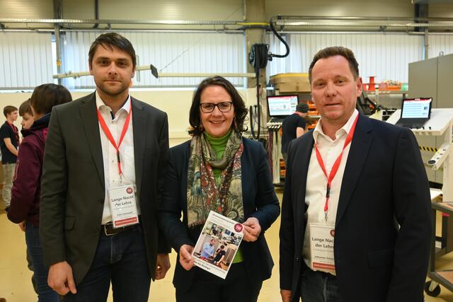 "Nach wie vor beneiden uns viele andere Länder um das Duale Ausbildungssystem", meinte 2023 die Salzburger Bildungslandesrätin Daniela Gutschi. (Mitte, v.l.) Felix Grünwald, Johannes Schauer (beide SW Automatisierung)  | Foto: Martin Schöndorfer, 2023
