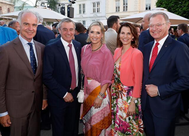 Von links: RLB OÖ-Aufsichtsratspräsident Volkmar Angermeier, RLB OÖ-Generaldirektor Heinrich Schaller mit Gattin Claudia, Bundesministerin für Europa und Verfassung Karoline Edtstadler, oö. Landeshauptmann Thomas Stelzer | Foto: RLB OÖ