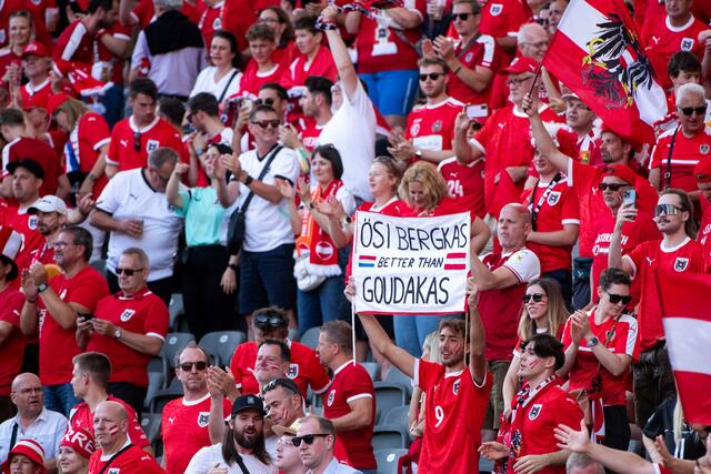 Die österreichischen Fans fielen mit Kreativität nicht nur im Stadion auf. | Foto: Eibner / EXPA / picturedesk.com
