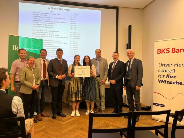 Carmen Berger und Kathrin Schrittwieser freuen sich mit Ehrengästen und den betreuenden Lehrern über den Erfolg beim Projekt „Waldgeschichten“