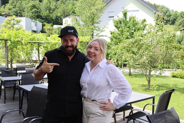 Jennifer Emmerich (Weingut Hillinger) sowie Rudi Gundendorfer vom Weingut Hagn.  | Foto: Elisabeth Zangerl