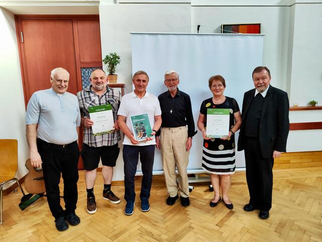 Freude bei Pfarrer Alois Puntigam-Juritsch, Willi Gruber, Franz Handler, Pfarrer Wolfgang Fank, Maria Knöbl und Generalvikar Erich Linhardt.
 | Foto: Stefanie Hofstadler