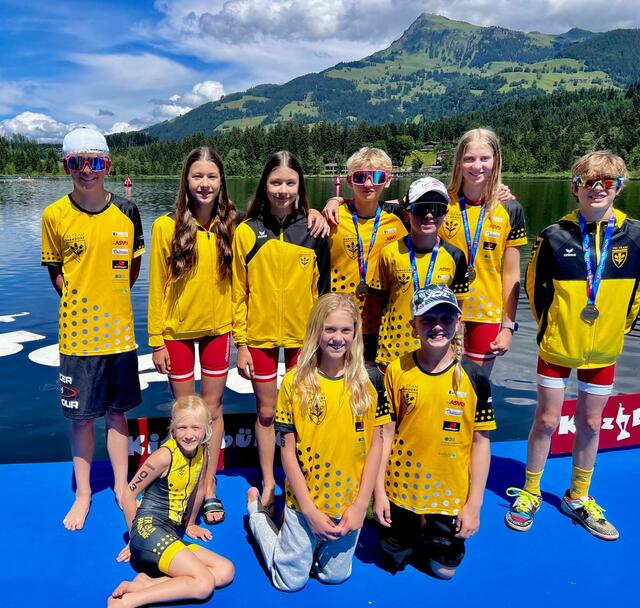 Tri Team Parndorf war bei den Kitz Tri Games mit am Start.
Hinten: Theo Prandtstetten, Greta und Stella Bohrer, Clemens Tschida, Niklas Reichhart, Johanna Tschida, Gregor Zechner
Vorne: Annika Reichhart, Lisa Zechner, Amelie Reichhardt | Foto: 1. Laufclub Parndorf/Tri Team