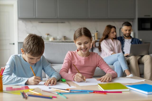 Eine Pflegefamilie unterscheidet sich kaum von einer leiblichen Familie, bietet jedoch die Möglichkeit ein Auffangnetz für Kinder aus schwierigen Verhältnissen zu sein. | Foto: panthermedia/Prostock-studio (YAYMicro) /Symbolfoto