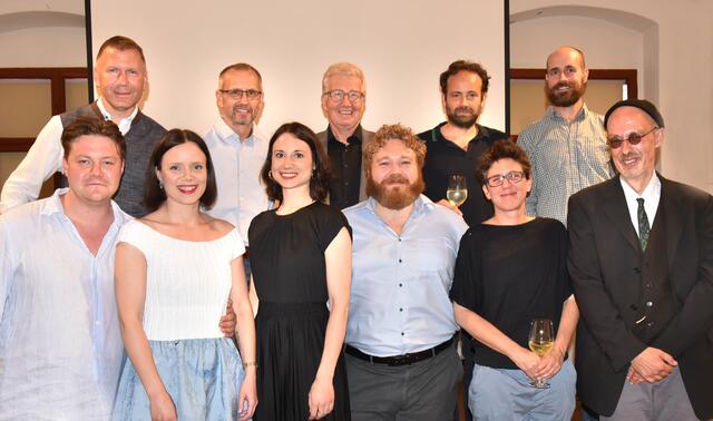 Gruppe mit allen Stars der Inszenierung und Bürgermeister Stefan Lang