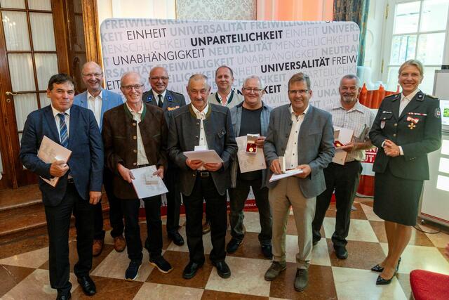 Sieben Blutspender wurden für mehr als 100 Blutspenden mit dem Goldenen Verdienstmedaille mit bronzenem Lorbeerkranz ausgezeichnet.
 | Foto: (c) Rotes Kreuz Salzburg / wildbild