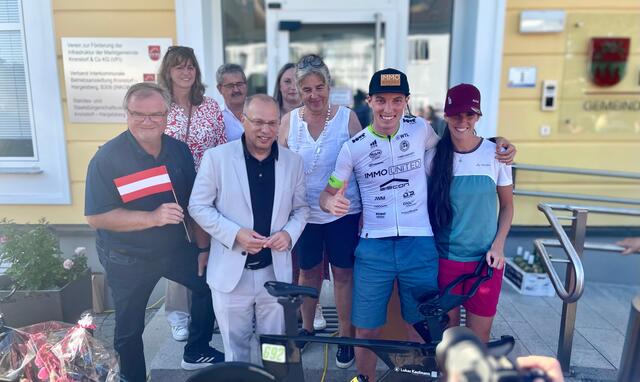 Die Kronstorfer Politiker um Bürgermeister Christian Kolarik (vorne, zweiter von links) feierten mit Lukas Kaufmann (zweiter von rechts) und Ehefrau Kathi rechts. | Foto: Sandra Würfl