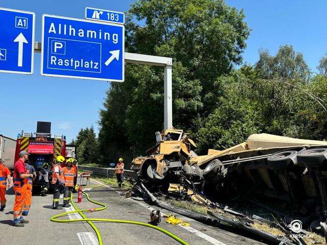 Erschreckende Bilder: Der Lkw ist ein Fall für den Schrottplatz. Der Fahrer hatte wohl ein braves Schutzengerl, er überlebte den Unfall. | Foto: Team Fotokerschi.at