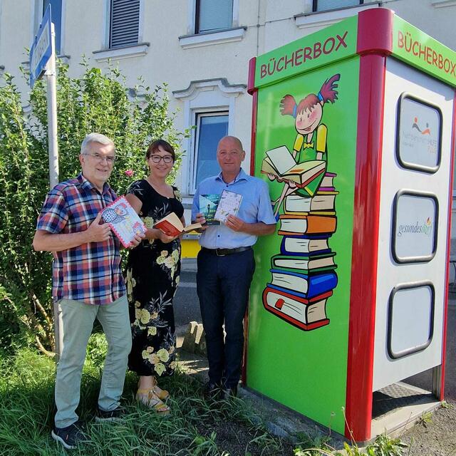 Gemeinderat Helmut Pauer, Vizebürgermeisterin Natascha Thurner und Bürgermeister Andreas Tremmel neben der neuen Bücherbox.
  | Foto: Marlies Pauer