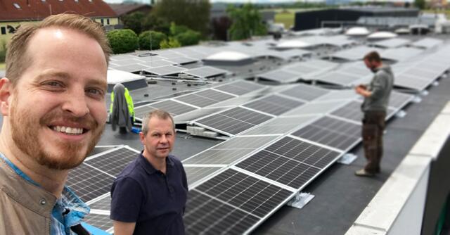 Hennlich verringert seinen ökologischen Fußabdruck: Markus Zebisch (l.) und Alfred Beham bei der Installation der PV-Anlage in Suben. | Foto: HENNLICH