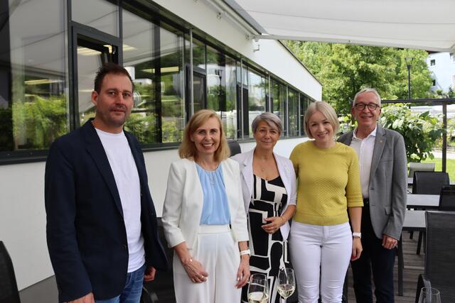 Thomas Rudig (stellvertretender Direktor an der TFBS für Tourismus und Handel in Landeck), Karin Kofler von der Bildungsdirektion, TFBS-Direktorin Martina Bombardelli, Jasmina Angelini (Suwine Gourmet Play Store- Winebar &amp; Delikatessen in Landeck) und der Landecker Bürgermeister Herbert Mayer.  | Foto: Elisabeth Zangerl