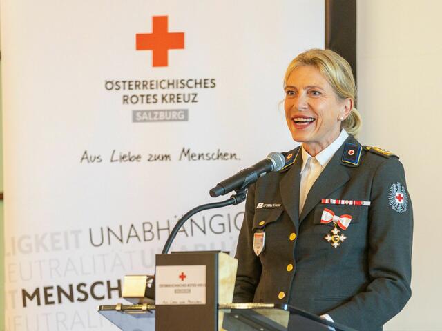 Sabine Tischler, Leiterin des Blutspendedienstes und Landesgeschäftsführerin des Roten Kreuzes, appellierte an die Blutspender:innen, auch im Sommer Blut zu spenden.
 | Foto: (c) Rotes Kreuz Salzburg / wildbild