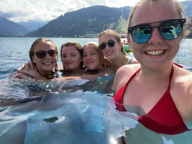 Mit Freunden und viel Action beim Badeurlaub.  | Foto: Anna König