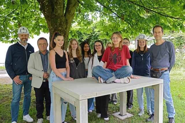 Präsentation des Tisches mit ausgestanztem Schullogo. | Foto: BORG Perg