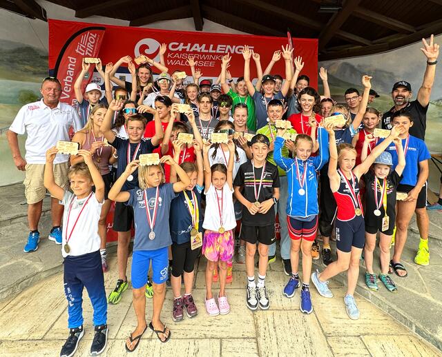 Da konnten die Tiroler Meistermedaillen Gewinner zu Recht im Pavillon am Walchsee gemeinsam mit Präsident Julius Skamen und Sportkoordinator David Jenewein jubeln. | Foto: TRVT / Skamen