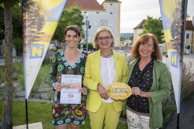 Böheimkirchen: Landeshauptfrau Johanna Mikl-Leitner mit Gärtnerin Tanja Bozic und Gemeinderätin Margareta Dorn-Hayden | Foto: „Natur im Garten“ / R. Herbst