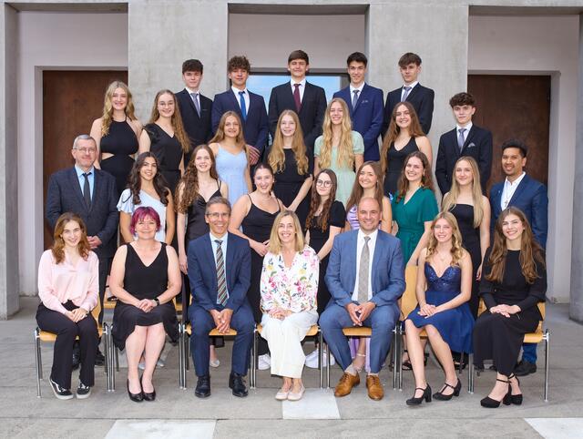 8A Klasse 
1. Reihe, v.l.n.r.: Menschick Clara (A), Mag. Sonja Wiesinger, Dir. Mag. Christian Feurstein, KV Mag. Elke Rohrer, Mag. Alois Griesmayr, Anzengruber Elena (A), Steckbauer Katharina (A);
2. Reihe, v.l.n.r.: Br. Markus Adelt, Reisinger Klara (A), Obermüller Alina (A), Brunnmair Nora, Rechberger Franziska, Steininger Melanie (G), Ratzenböck Jana (A), Baschinger Paula (G), P. Dominik Nguyen;
3. Reihe, v.l.n.r.: Wagner Eva (A), Lauber Evelyn (A), Gollner Lara (G), Eidenberger Anja (A), Auinger Juliane (G), Gollner Livia (A), Rossgatterer Tim (G);
4. Reihe, v.l.n.r.: Rossgatterer Luca, Dornetshumer Andreas, Bellili Nicolas, Schützeneder Tobias (A), Altmann Elias. | Foto: GMR Colorlabor