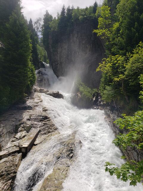Reißend und tosend stürzt der Wasserfall
 mitten durch Bad Gastein.