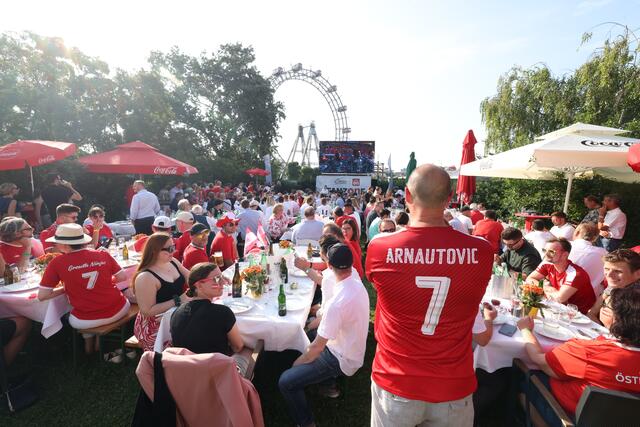Österreich vs. Niederlande: Auch die Fans, die zu Hause blieben, feierten den Sensationssieg gegen die "Elftal". Der Andrang bei den Public Viewings war – wie bei den Österreich-Spielen zuvor – enorm. | Foto: Denise Auer /Heute