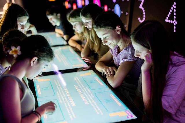 In dem umfunktionierten Doppeldeckerbus finden Schüler sieben interaktive Spielstationen, die Finanzwissen und den richtigen Umgang mit Geld vermitteln sollen. | Foto: Thomas Steinlechner