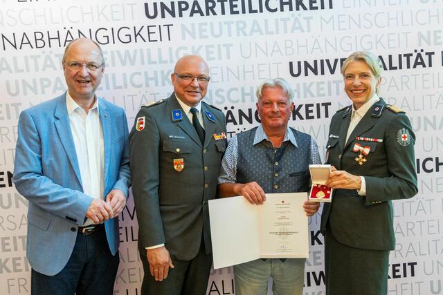 Gernot Palten (3. v.l.) aus St. Lorenz wurde für mehr als 150 Blutspenden mit dem Goldenen Verdienstmedaille mit goldenem Lorbeerkranz ausgezeichnet. Landtagsabgeordneter Karl Zallinger, Bert Neuhofer (Rotkreuz-Vizepräsident) und Sabine Tischler (Leiterin des Blutspendedienstes und Landesgeschäftsführerin des Roten Kreuzes) gratulierten. | Foto: Rotes Kreuz Salzburg / wildbild