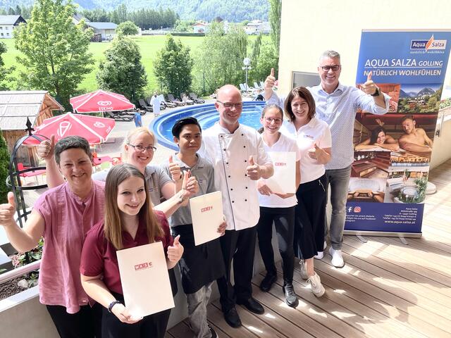 Erfolgreicher Lehrabschlüsse im Aqua Salza: Assistenz der GF Frau Evelyn Heger, Bettina Pichler Einzelhandelskauffrau , Janine Meier Teamleitung Gastronomie, Raymond Valenzuela Gastronomiefachmann,  Richard Stöckl Küchenmeister, Sabrina Schaffer Masseurin, Jutta Filous-Macho Teamleitung Wellness und Geschäftsführer Erik Kerwer. | Foto: BB