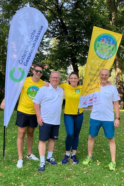 Paul Laireiter (ÖGK), Wolfgang Reiger, Vorsitzender des Landesstellenausschusses der ÖGK in Salzburg, Profitänzerin Conny Kreuter und Martin Neuwirth (ÖGK, v.l.) warben anlässlich der ÖGK-Sommertour im Gnigler Park für die Angebote des Sommer-Fitnessprogramms „Bewegt im Park“. | Foto: ÖGK