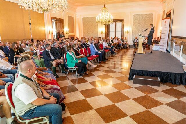 Das Rote Kreuz ehrte 124 treue Blutspender:innen mit der Verdienstmedaille des Österreichischen Roten Kreuzes. | Foto: (c) Rotes Kreuz Salzburg / wildbild