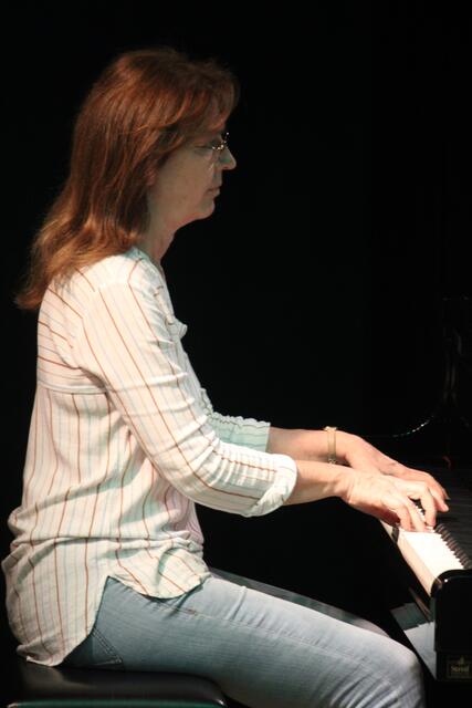 Andrea Waldeck begleitete die jungen Künstlerinnen und Künstler am Klavier. | Foto: MeinBezirk/Hofmüller