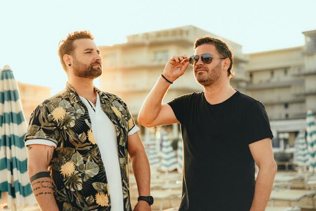 Roman Messner und Markus Kadensky genießen den Urlaub in vollen Zügen. | Foto:  Lukas Rauch Photography