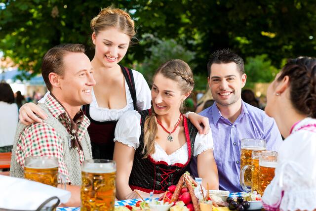 Nach wie vor beliebt bei den Österreichern: ein launiger Besuch im Gastgarten der heimischen Gastronomieszene. | Foto: Kzenon_panthermedia