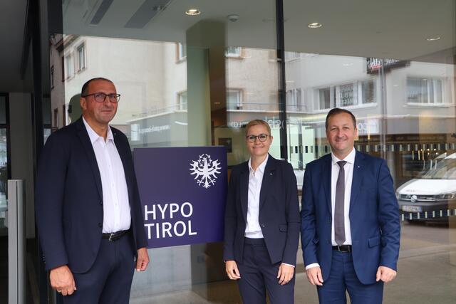 Geschäftsstellenleiter Peter Moritz mit den Vorständen Susanne Endl und Andreas Stadler vor der sanierten Geschäftsstelle in Landeck. | Foto: Seelos