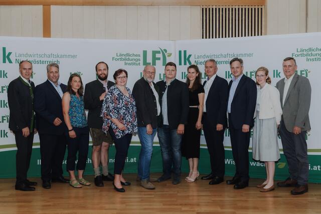 LFI NÖ-Geschäftsführer Reinhard Polsterer, LFI NÖ-Obmann Andreas Ehrenbrandtner, Eva Hackl, Andreas Haselmann, Petra Eder, Christoph Steindl, Christian Mayer, Anisa Schreinbeck, Josef Wimmer (Kammersekretär BBK Krems), Landwirtschaftskammer NÖ-Präsident Johannes Schmuckenschlager, Martina Bäuerl, Landwirtschaftskammer NÖ-Direktor-Stellvertreter Marin Jilch. | Foto: LFI NÖ/Sophie Balber