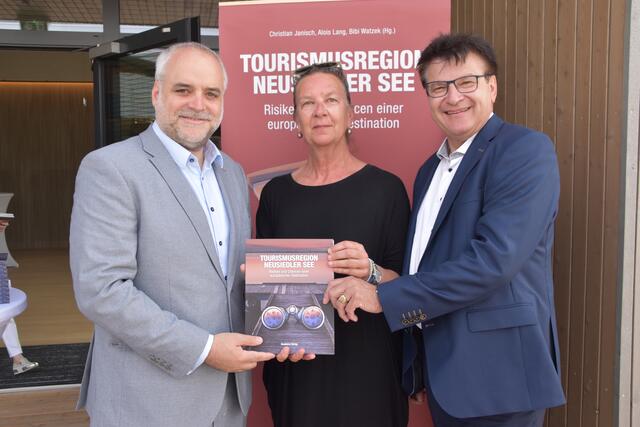 (v.l.) Esterhazy-Vorstand Matthias Grün, Herausgeberin Bibi Watzek und Erwin Windisch, Geschäftsführer Schloss Esterhazy.  | Foto: Stefan Schneider