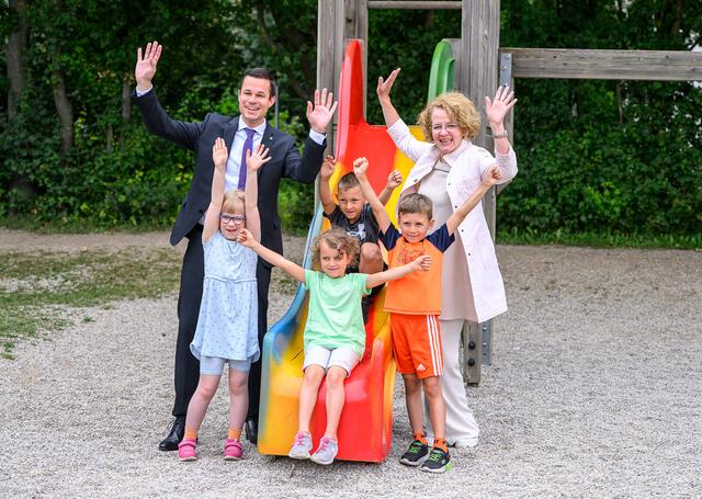 Bildungsdirektor Karl Fritthum (l.) und Bildungs-Landesrätin Christiane Teschl-Hofmeister mit Schülern der Franz-Jonas-Volksschule St. Pölten. | Foto: NLK Burchhart
