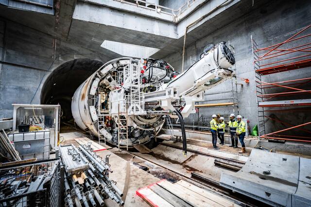 Via Online-Voting kann man abstimmen, wie dieser imposante U-Bahn Tunnelbohrer benannt werden soll.  | Foto: Tobias Holzer