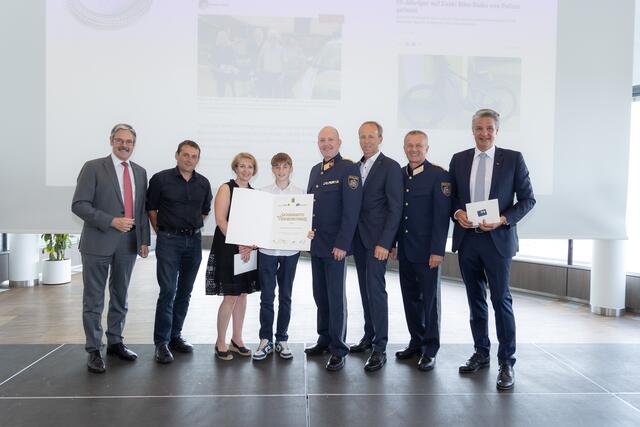 Erwin Hameseder, Stefan mit seinen Eltern, Bezirkspolizeikommandant Wilfried Brocks, Christian Grümeyer, Franz Popp und Stefan Jauk bei der Preisverleihung. | Foto: Richard Tanzer