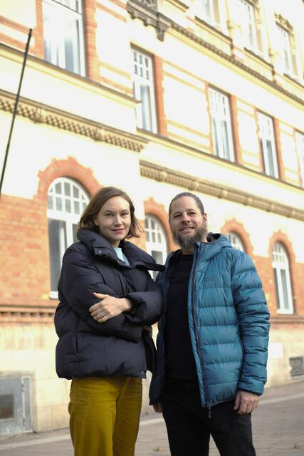 Hannah Luschnig und Stefan Ohrhallinger von Links Brigittenau vermuten, dass es bei der Bürgerbefragung zur Wallensteinstraße nicht mit rechten Dingen zugegangen ist. | Foto: Links