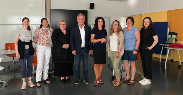 Mira Townsend (BSU), Birgit Becker (SPÖ), Dieter Posch (SPÖ) und Manuela Brandstetter (BSU), umgeben von Studierenden der Sozialen Arbeit (BSU). | Foto: Michaela Mauer