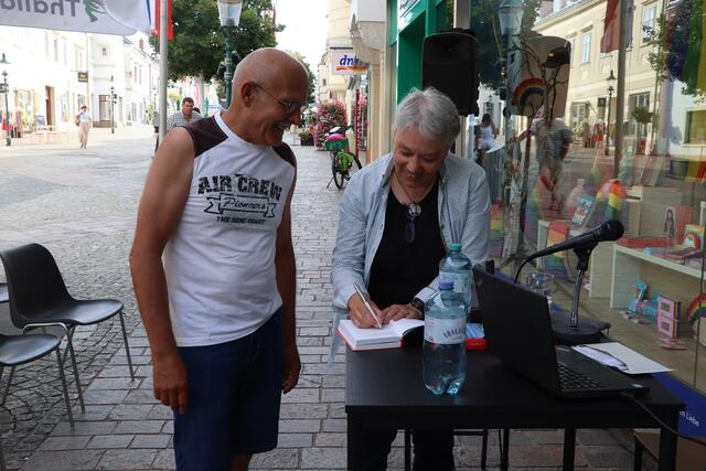 Julia Köstenberger signiert das neue Buch für einen begeisterten Leser.  | Foto: Vanessa Trabi