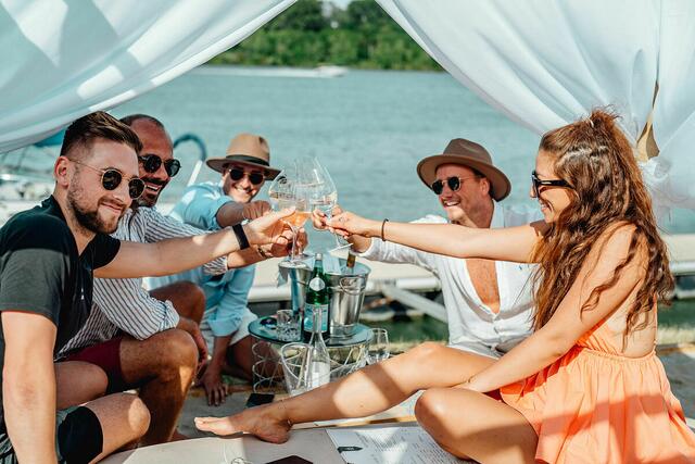 Der Beach Salon "Maya Garden" am Handelskai präsentiert ab sofort Public Viewing zur EM 2024. | Foto: Maya Garden