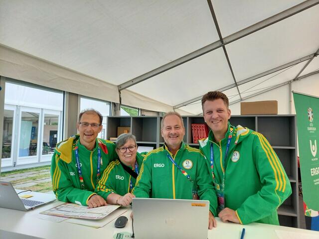 Klaus Slamanig (Zweiter von rechts) mit seinen Kollegen im  Volunteer-Camp, dem Hauptquartier der Freiwilligenkoordination in Berlin.  | Foto: Privat