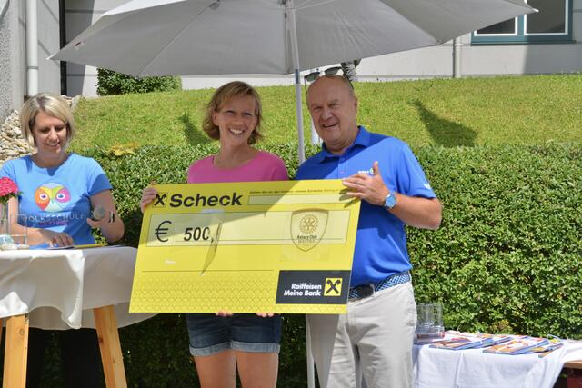 Die scheidende Elternvereinsobfrau Birgit Moser und Johann Pollak vom Rotary Club Weitra, der 500 Euro spendete. | Foto: Pilz