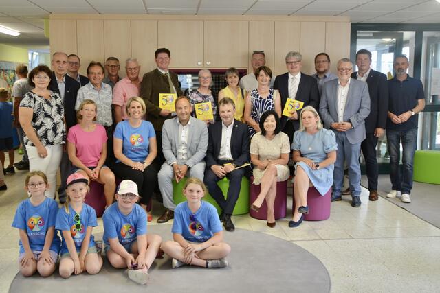 Direktorin Petra Zimmermann-Moser (2. Reihe, 3. v. l.) mit Festgästen und Schülern in der neuen Aula. | Foto: Pilz