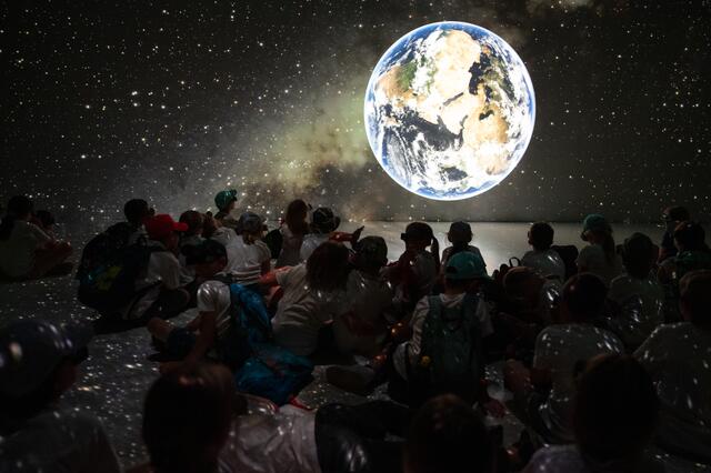 Die Nebelberger Kinder bekamen einen spannenden Einblick in den Weltraum. | Foto: Ars Electronica/Birgit Cakir