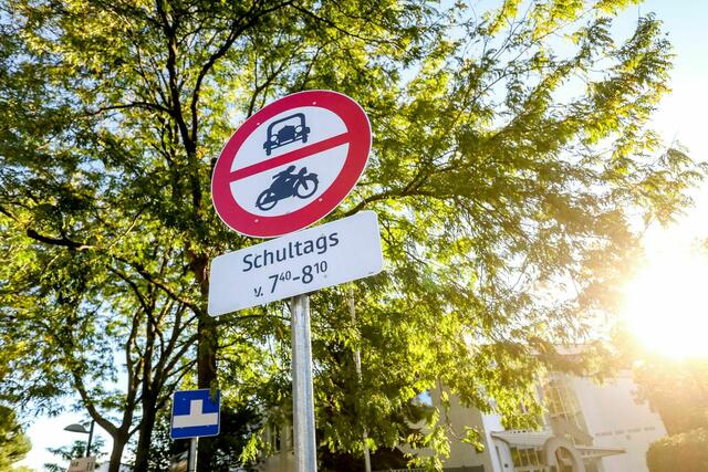 Von 7.40 bis 8.10 Uhr ist vor der Johann-Hoffmann-Schule der motorisierte Verkehr verboten. | Foto: C. Fürthner