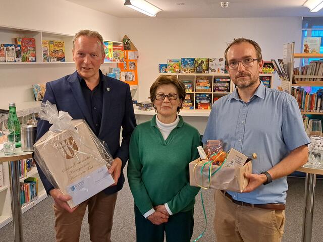 Vbgm. Robert Jong (li.) und Obmann Andreas Endstrasser (re.) ehrten Christine Pischler für ihre 25-jährige ehrenamtliche Tätigkeit in der Bibliothek Kirchdorf 