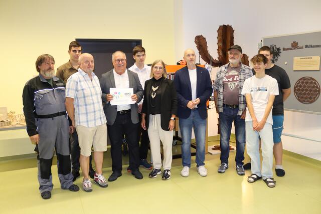 Die Überreichung des MINT-Gütesiegels, im Bild zu sehen sind die Pädagogen Alex Moser und Markus Lenz, Direktor Klaus Fink, SQM Daniela Lehmann, Simon Zangerl (MINT Oberland), Förderer Hermann Hammerl und Schüler der Polytechnischen Schule Landeck.  | Foto: Elisabeth Zangerl